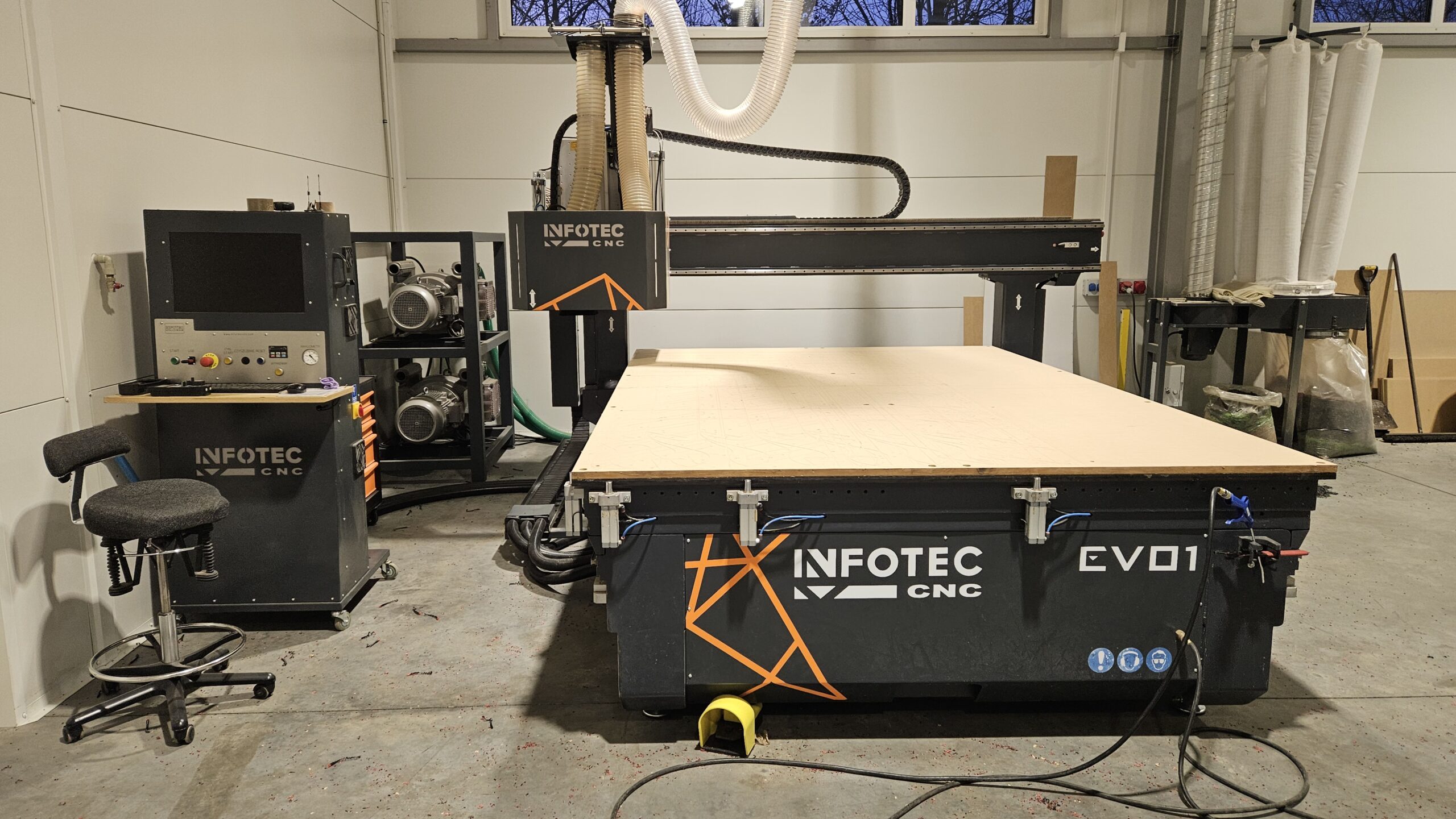 Cięcie CNC płyt meblowych, sklejki i tworzyw sztucznych na ploterze – usługi Damart