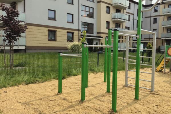 Placyk street workout na osiedlu mieszkaniowym