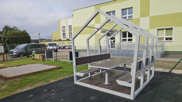 Altana szkolna z zestawem piknikowym jako element małej architektury w przestrzeni edukacyjnej