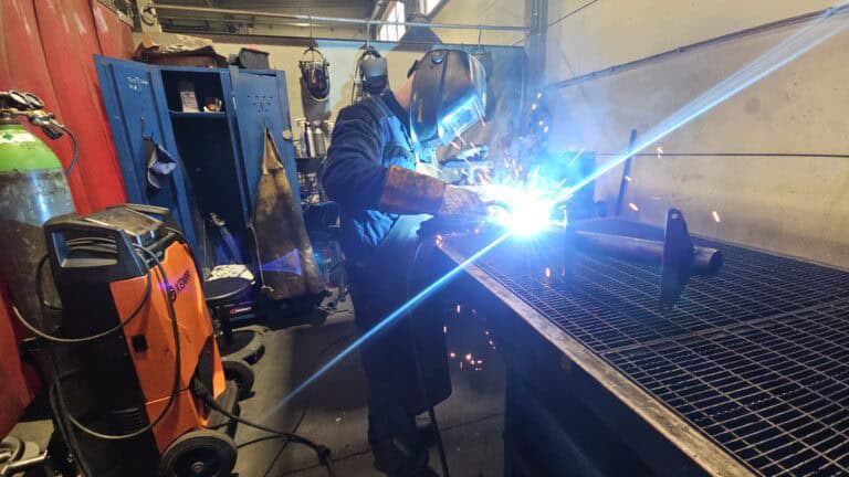 Spawanie konstrukcji stalowych siłowni zewnętrznych Damart Group