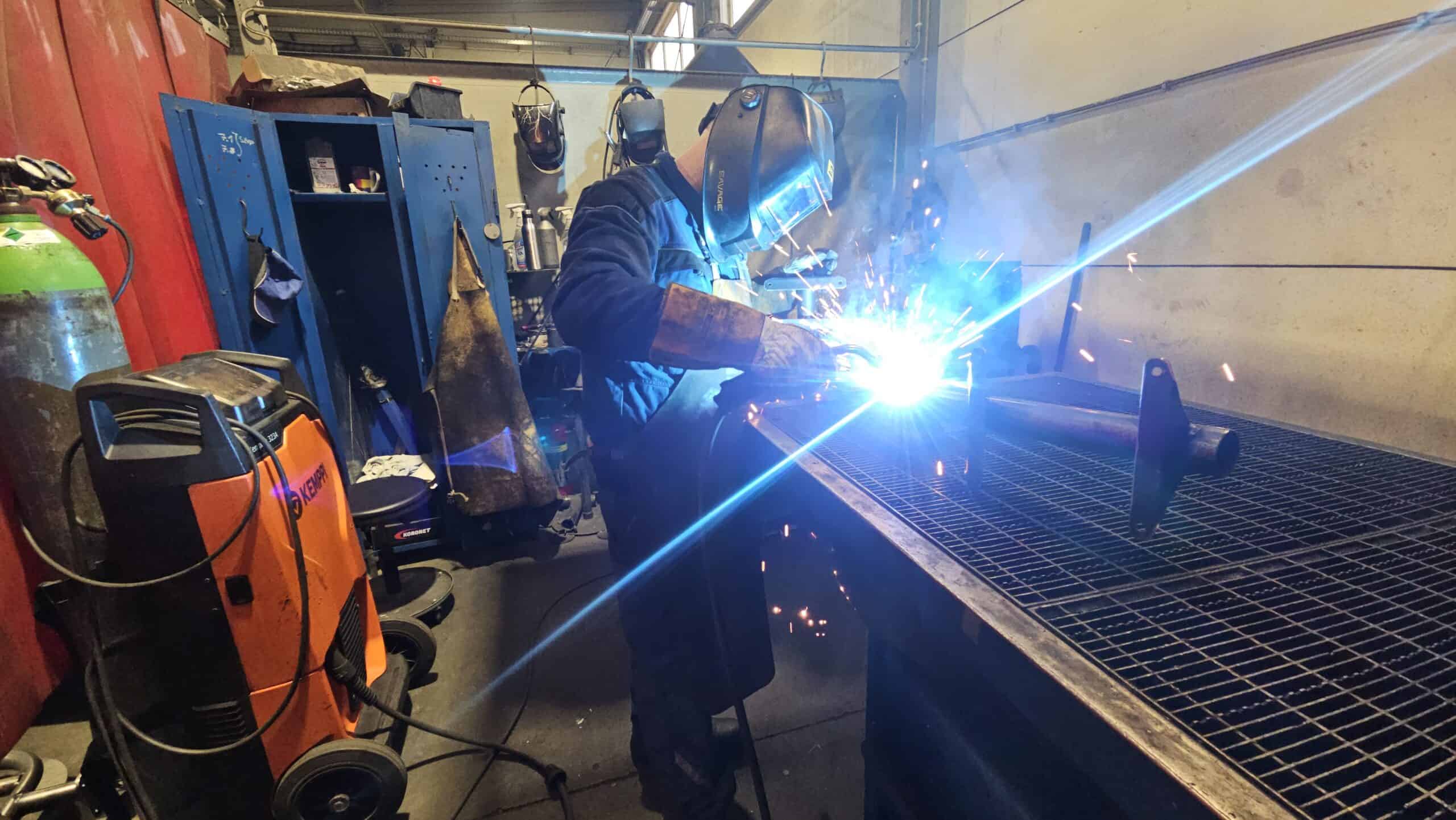 Spawanie konstrukcji stalowych siłowni zewnętrznych Damart Group