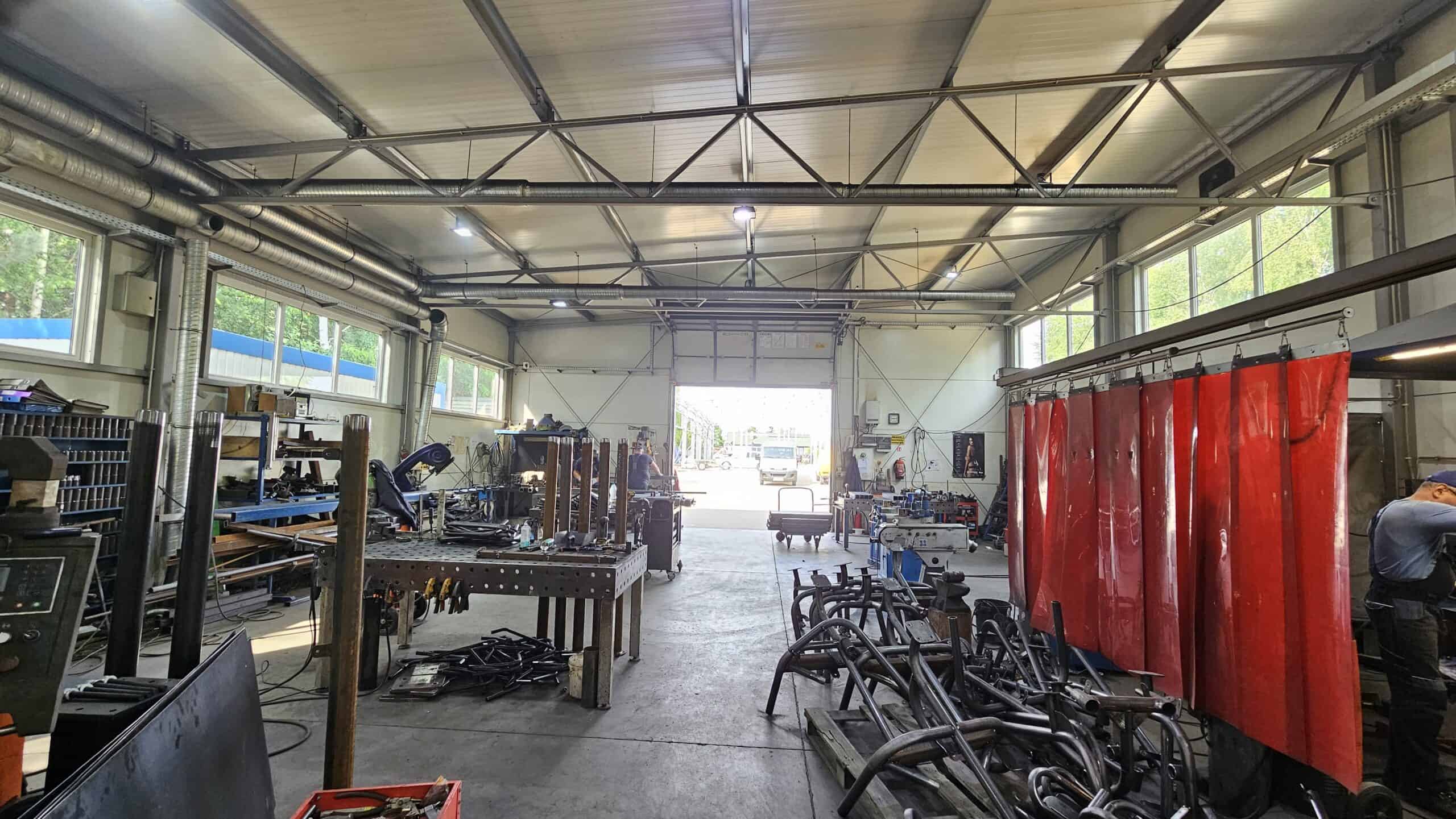 Wnętrze hali produkcyjnej Damart Group – produkcja siłowni zewnętrznych, placów zabaw i konstrukcji street workout