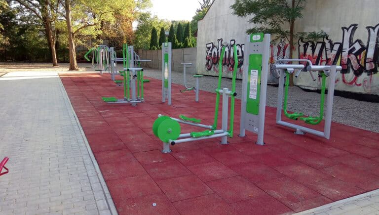 koszt siłowni plenerowej w 2026 roku – nowoczesna siłownia zewnętrzna w parku