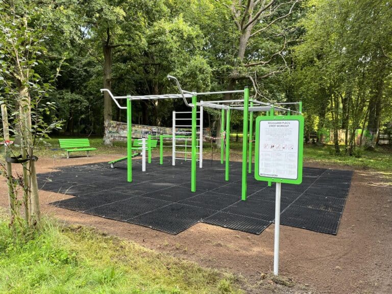koszt strefy street workout w 2026 roku – stalowa konstrukcja do ćwiczeń w parku