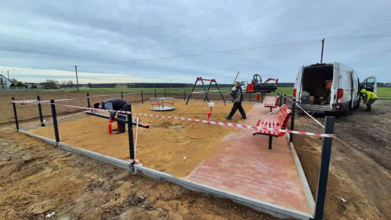 Nowoczesny plac zabaw i siłownia na zewnątrz, budowa w trakcie.