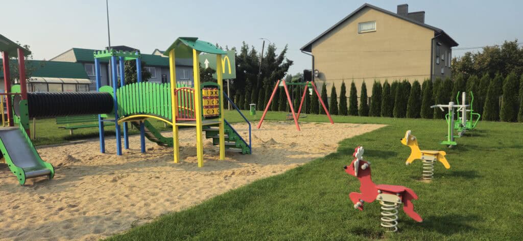 Bujak sprężynowy jeleń na placu zabaw przy remizie strażackiej w Kowalach Pańskich – Kolonia w gminie Kawęczyn