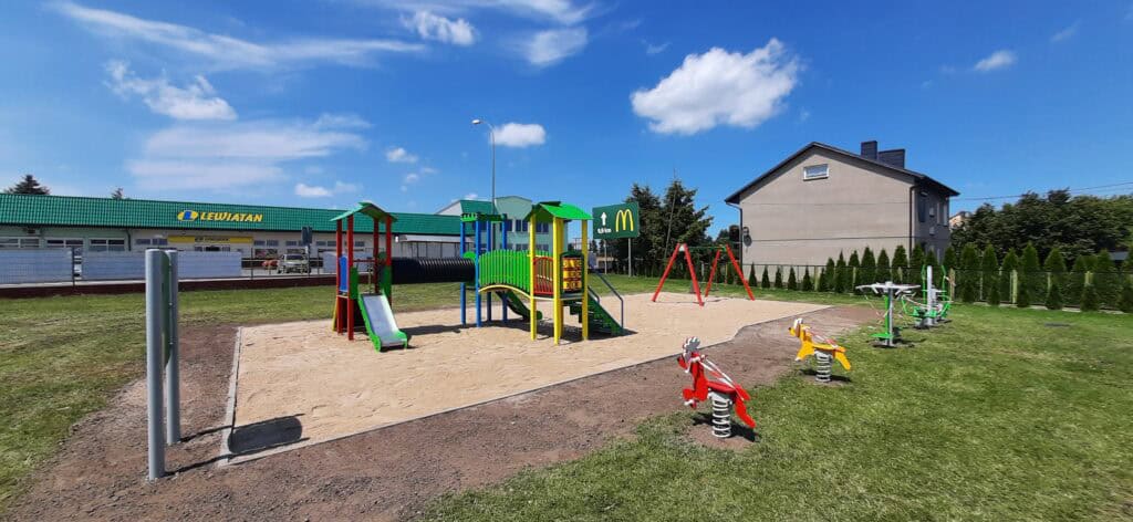 Bujak sprężynowy piesek na placu zabaw przy remizie strażackiej w Kowalach Pańskich – Kolonia w gminie Kawęczyn