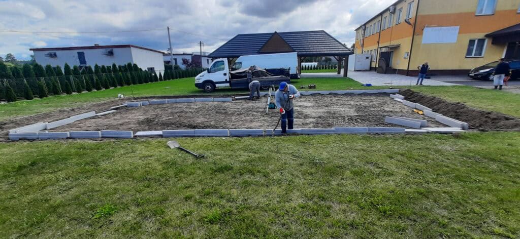 Fundamenty pod urządzenia placu zabaw w Kowalach Pańskich – Kolonia w gminie Kawęczyn