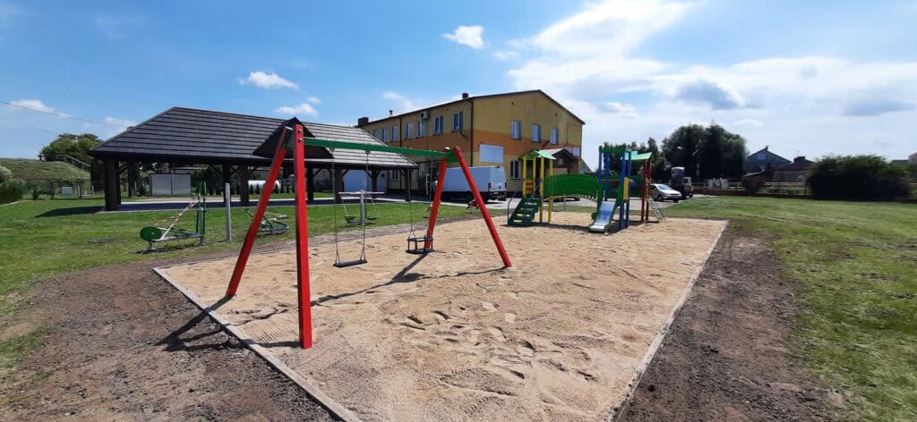 Huśtawka podwójna na placu zabaw przy remizie strażackiej w Kowalach Pańskich – Kolonia w gminie Kawęczyn