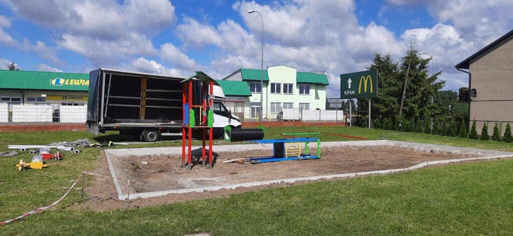 Montaż zestawu zabawowego KP-104 na placu zabaw przy remizie strażackiej w Kowalach Pańskich – Kolonia w gminie Kawęczyn