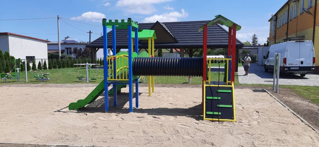 Nawierzchnia piaskowa pod urządzeniami placu zabaw przy remizie strażackiej w Kowalach Pańskich – Kolonia w gminie Kawęczyn