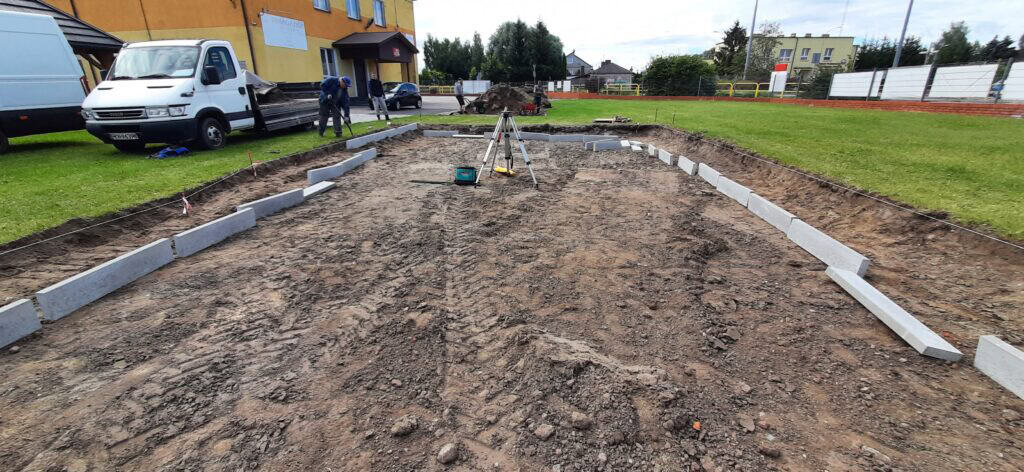 Niwelacja terenu pod plac zabaw przy remizie strażackiej w Kowalach Pańskich – Kolonia w gminie Kawęczyn