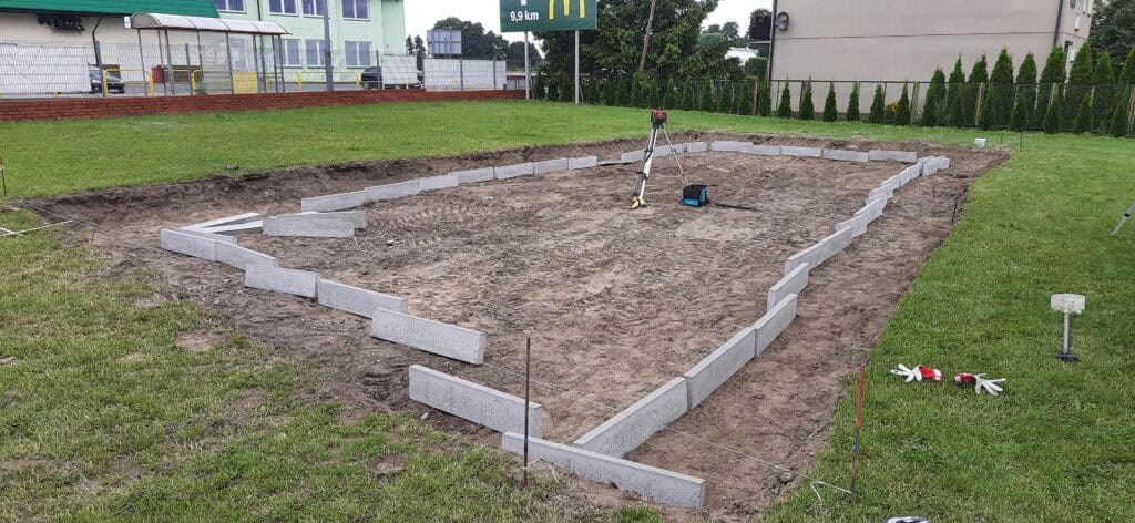 Przygotowanie terenu pod plac zabaw przy remizie strażackiej w Kowalach Pańskich – Kolonia w gminie Kawęczyn