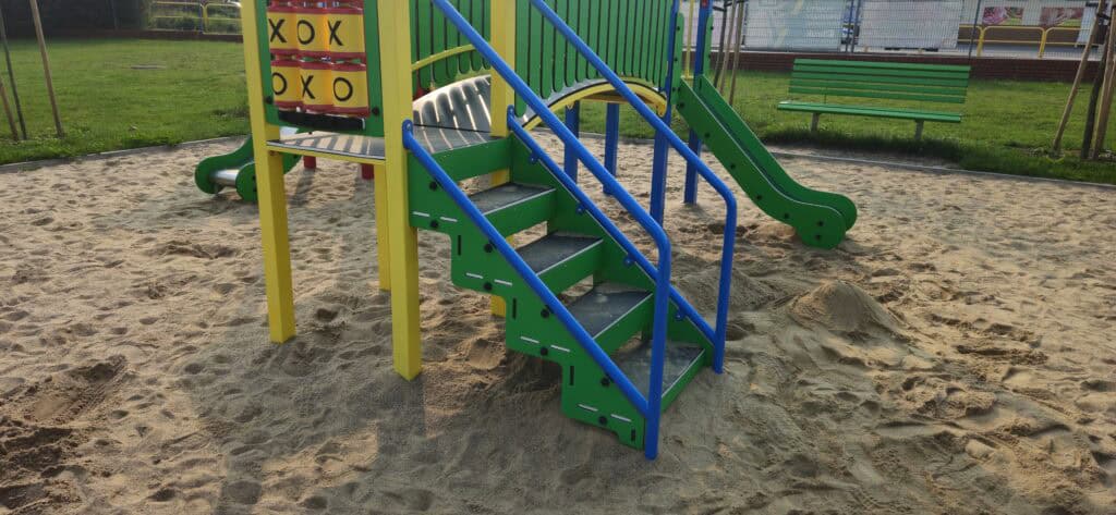 Strefa dziecięca z nawierzchnią piaskową na placu zabaw przy remizie strażackiej w Kowalach Pańskich – Kolonia w gminie Kawęczyn