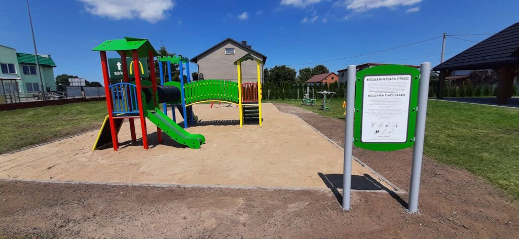 Tablica informacyjna z regulaminem placu zabaw przy remizie strażackiej w Kowalach Pańskich – Kolonia w gminie Kawęczyn