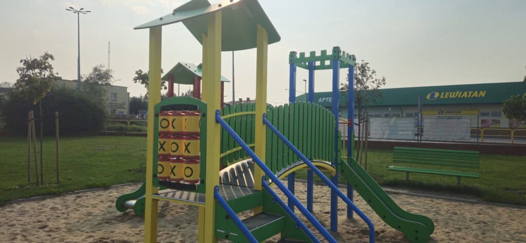 Urządzenia placu zabaw dla dzieci przy remizie strażackiej w Kowalach Pańskich – Kolonia w gminie Kawęczyn