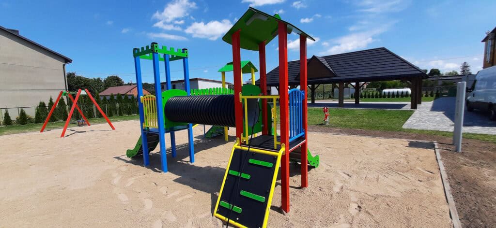 Gotowy plac zabaw z zestawem KP-104 przy remizie strażackiej w Kowalach Pańskich – Kolonia w gminie Kawęczyn