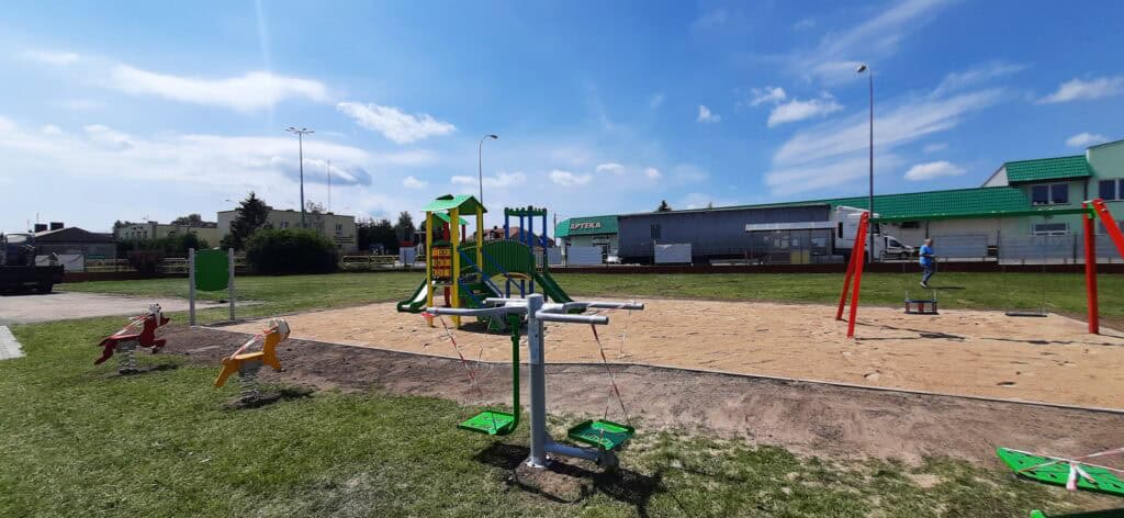 Urządzenia siłowni zewnętrznej twister i wahadło przy remizie strażackiej w Kowalach Pańskich – Kolonia w gminie Kawęczyn