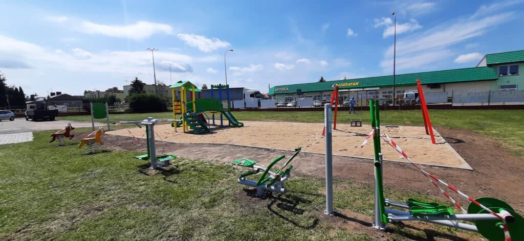 Urządzenia siłowni zewnętrznej wioślarz i orbitrek przy remizie strażackiej w Kowalach Pańskich – Kolonia w gminie Kawęczyn